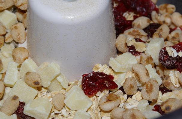 1840 Farm Soft and Chewy Granola Bars contain white chocolate chips and dried cranberries