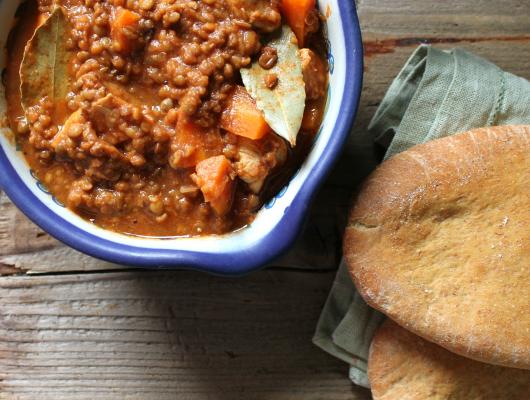 Chicken and lentil stew with cumin pitta