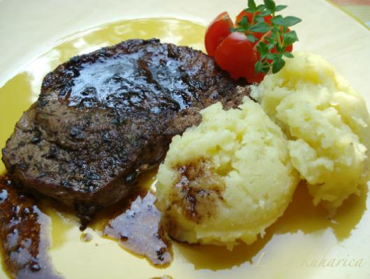 Cutlets with balsamic vinegar, thyme and Parmesan mashed potatoes
