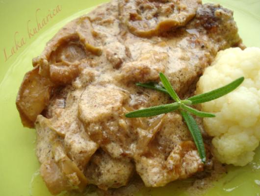 Creamy pork with apple chips