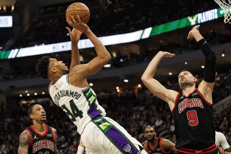Bucks smaller Game 3 favorites minus Khris Middleton