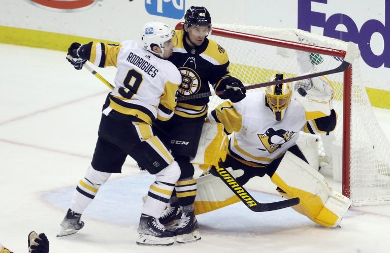Jake Guentzel, Casey DeSmith shine in Penguins’ shutout of Bruins