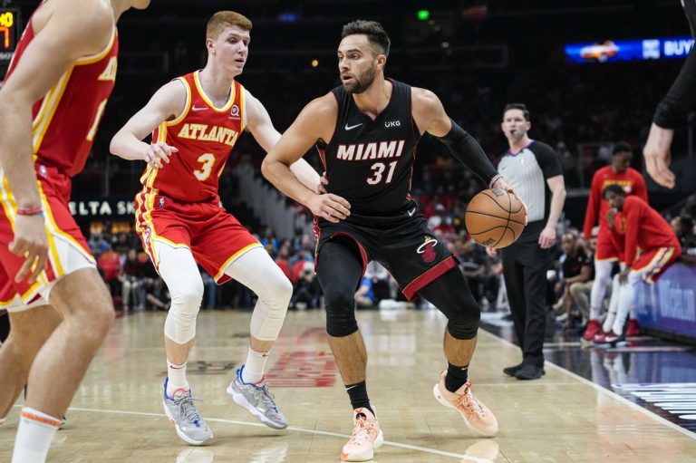 Trae Young’s late basket lifts Hawks over Heat