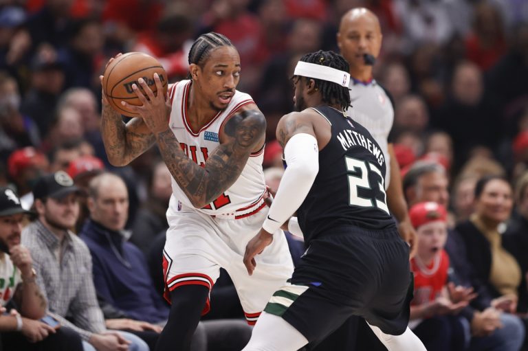 Role players guide Bucks to Game 3 romp over Bulls