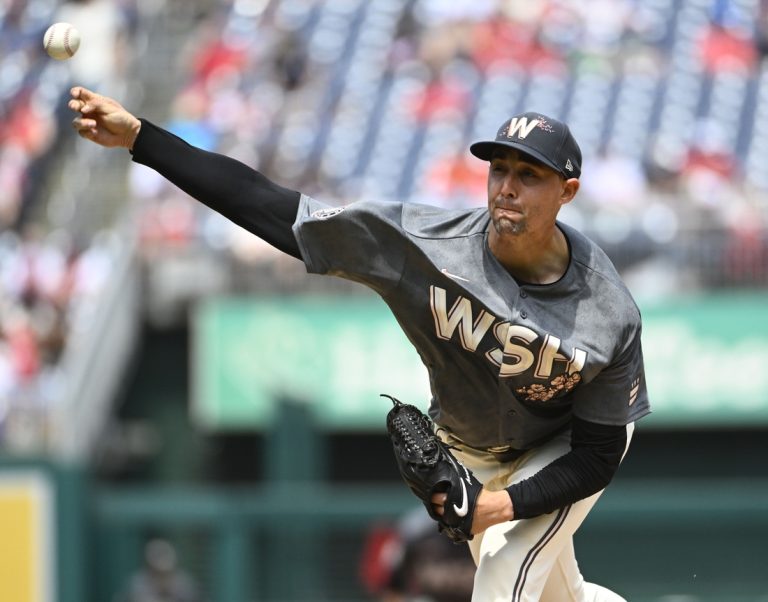 Alex Wood throws Giants past Nationals