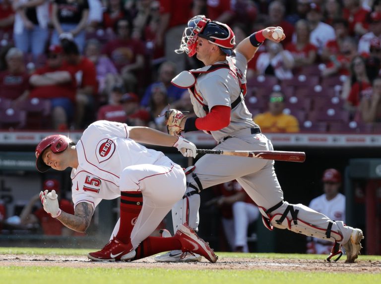 Cardinals roll, hand Reds 11th straight setback