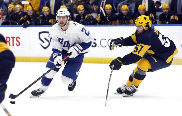Lightning manhandle Predators, 6-2