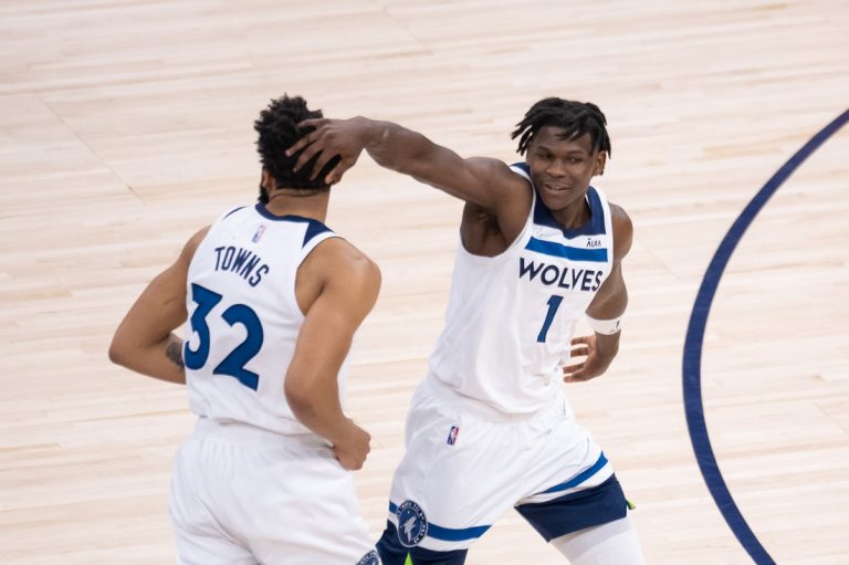 Wolves fend off Grizzlies in thriller, 119-118