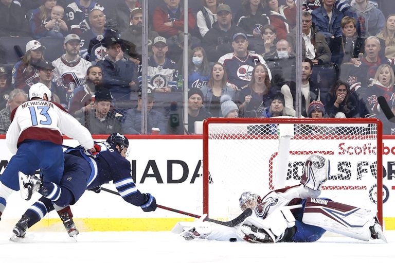Four-goal third period lifts Jets past Avalanche