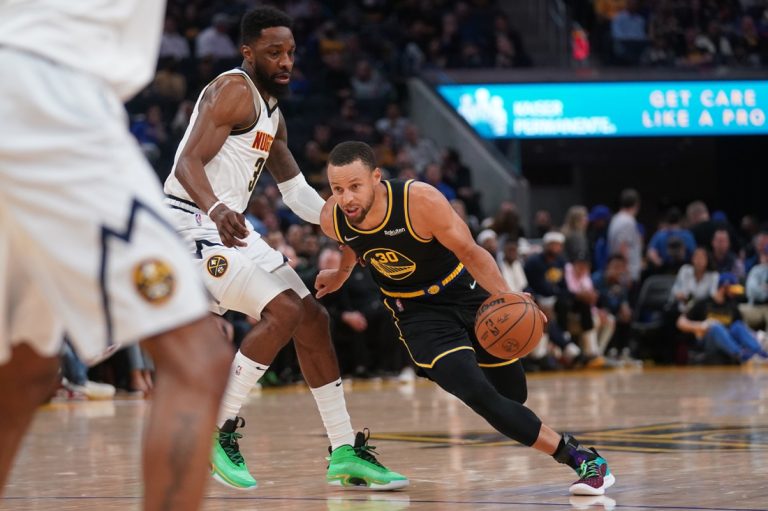 Stephen Curry pours in 30 as Warriors knock out Nuggets