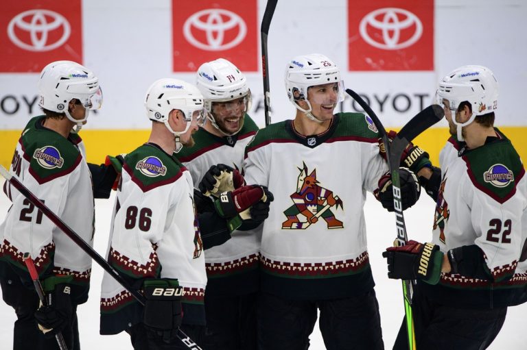 Coyotes host Predators in farewell to home arena