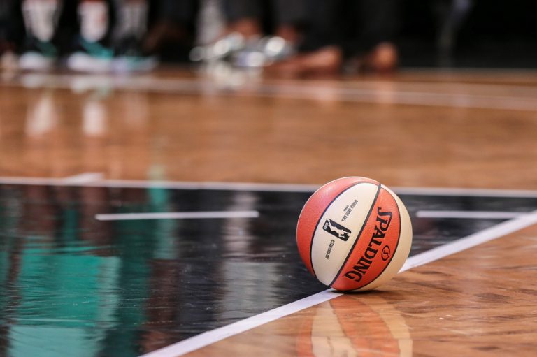Dana Evans, Rebekah Gardner help Sky roll over Liberty