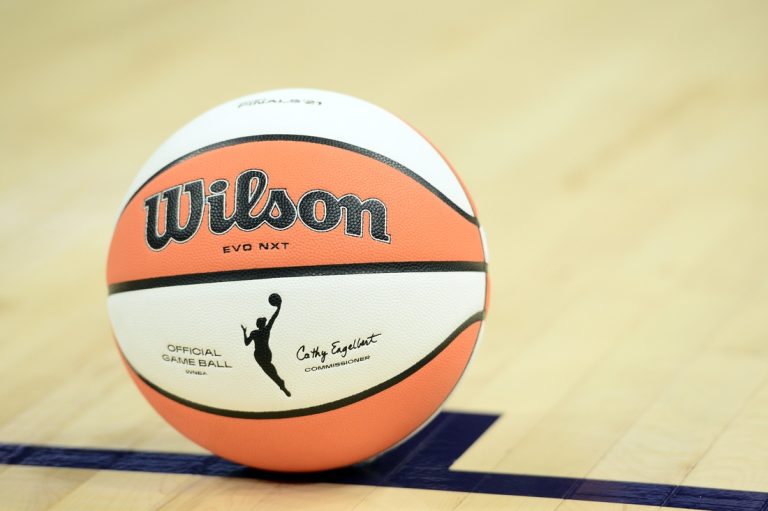 No. 1 pick Rhyne Howard drops 33 as Dream edge Fever