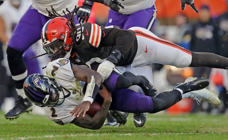 DE Jadeveon Clowney officially re-signs with Browns