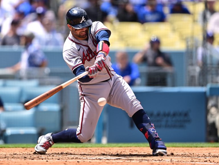 Braves C Manny Pina set for season-ending wrist surgery
