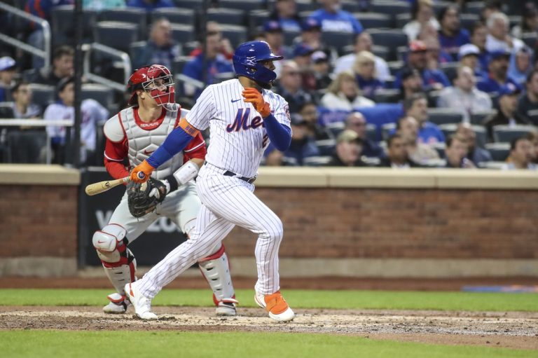 Mets outslug Phillies to extend series-win streak