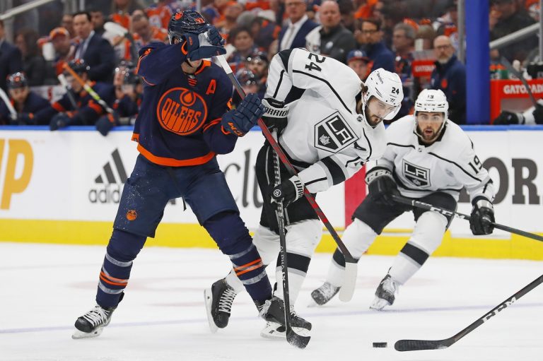 Kings capitalize on late gaffe to edge Oilers in Game 1