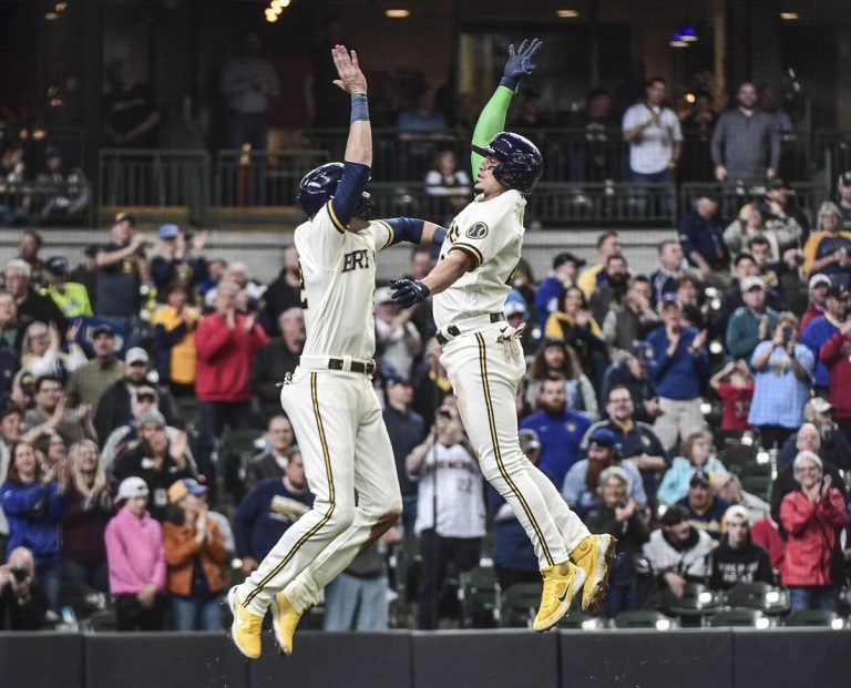 Brewers shellack Reds with six HRs to earn sweep