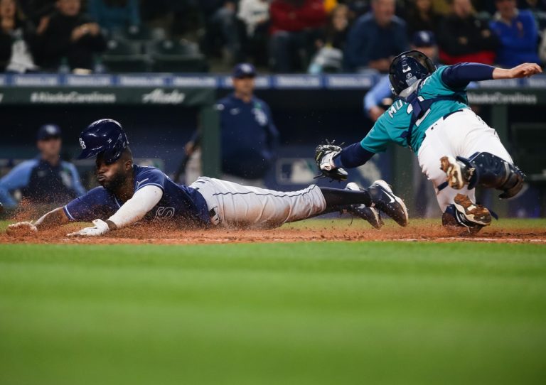 Mariners C Tom Murphy on IL with dislocated shoulder
