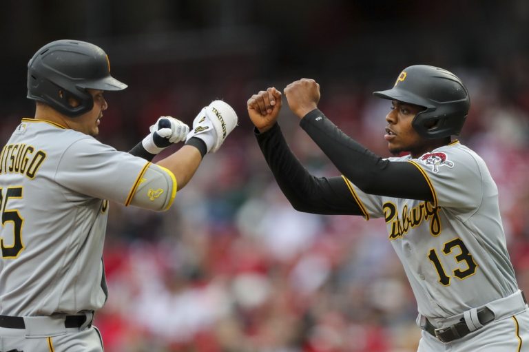 Pirates blast 4 homers to earn DH split with Reds