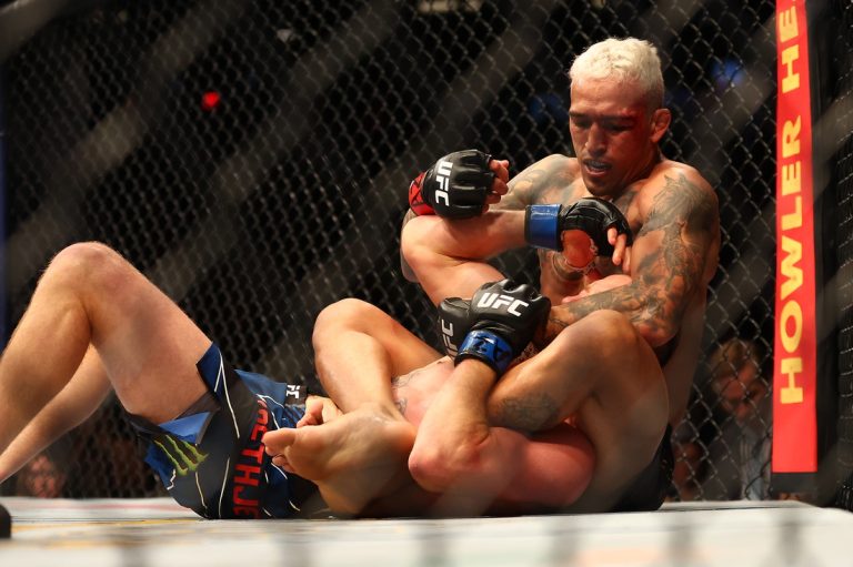 Charles Oliveira submits Justin Gaethje at UFC 274