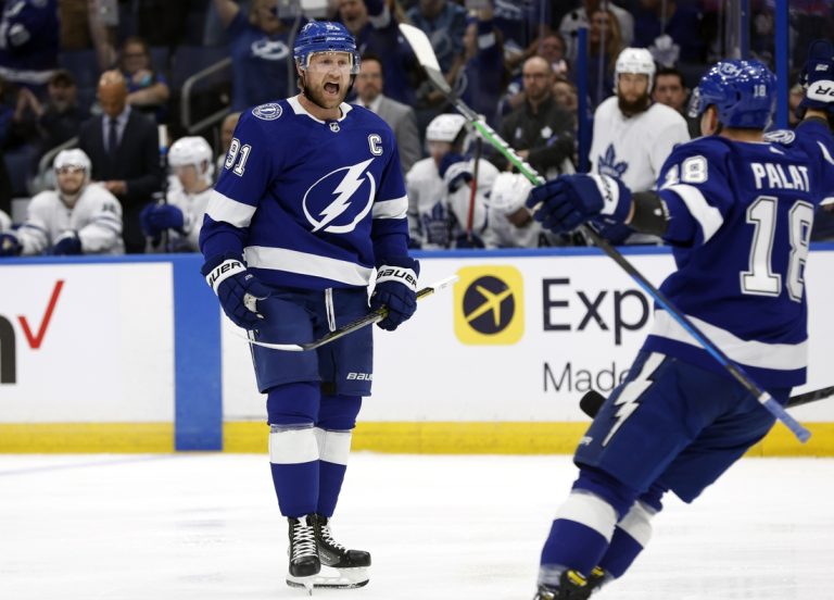 Lightning rout Maple Leafs in Game 4 to tie series
