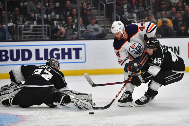 Jonathan Quick, Kings bounce back by blanking Oilers