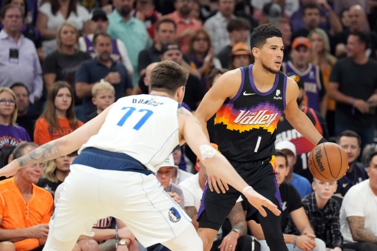 Suns down Mavericks with blistering third quarter