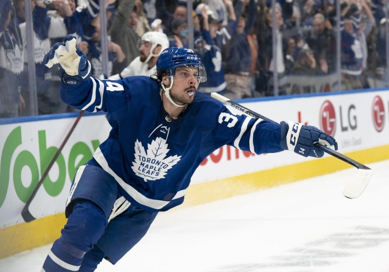 Leafs come back to shock Lightning, take 3-2 series lead