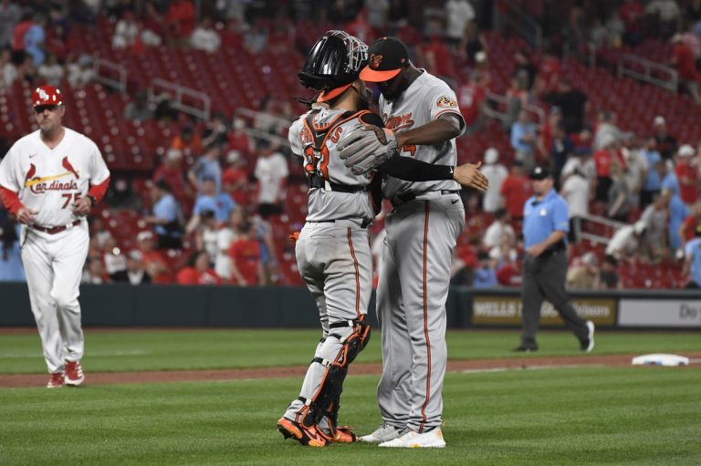 Surging O’s take aim at Cards, fourth straight win