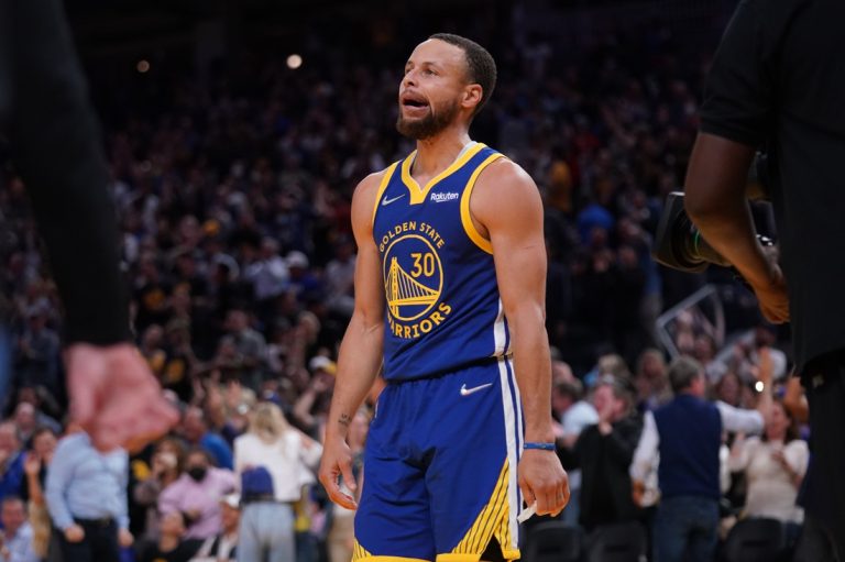 Stephen Curry, Jerome Bettis fulfill long-awaited graduation dreams
