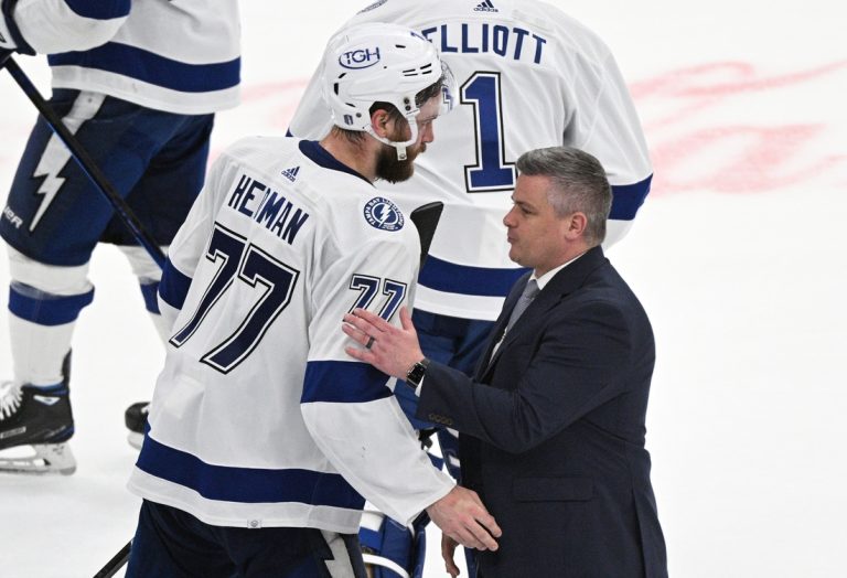 Maple Leafs to retain coach, GM after 6th straight first-round exit
