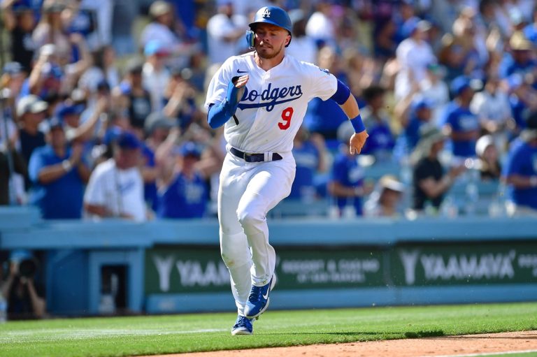 Gavin Lux hits game-winning 2-run double, Dodgers stun Phillies