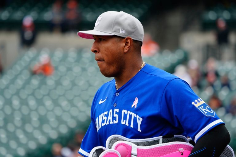 Royals C Salvador Perez (thumb) expected to miss 2 weeks