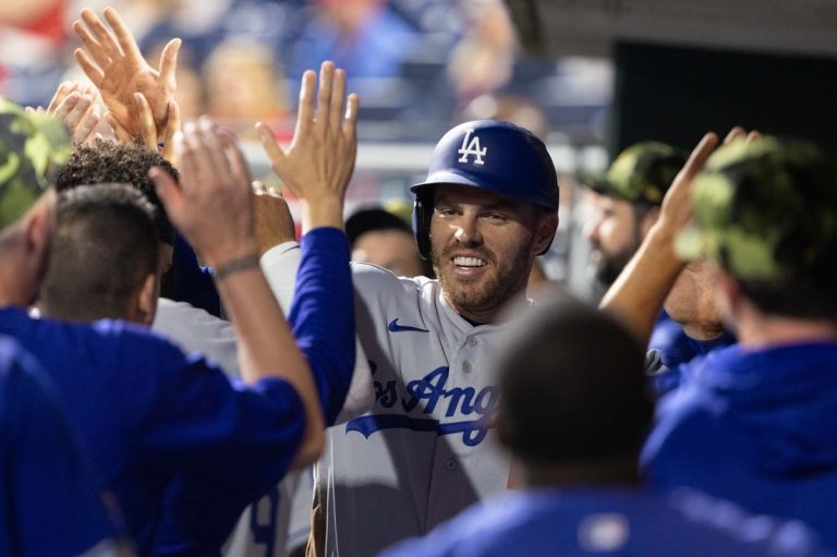 Streaking Dodgers chase another win over struggling Phillies