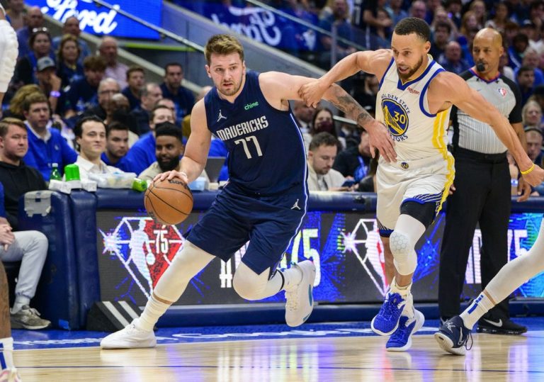 Warriors shut down Mavericks to take 3-0 series lead