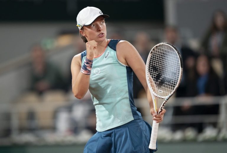 Top seed Iga Swiatek rolls into French Open third round