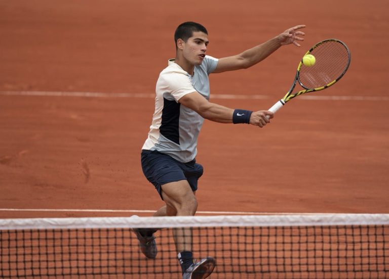 Carlos Alcaraz wins in 4 1/2-hour marathon at French Open