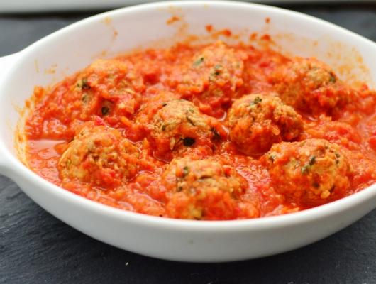 Meatballs with basil and roasted pepper sauce