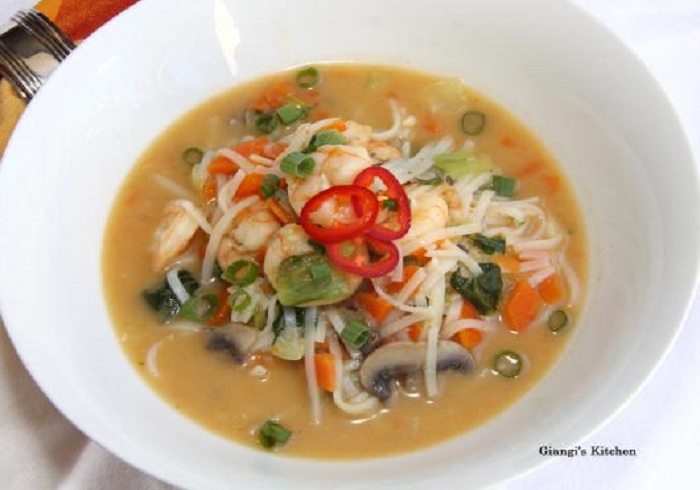 Pad Thai Soup with Shrimps and Vegetables