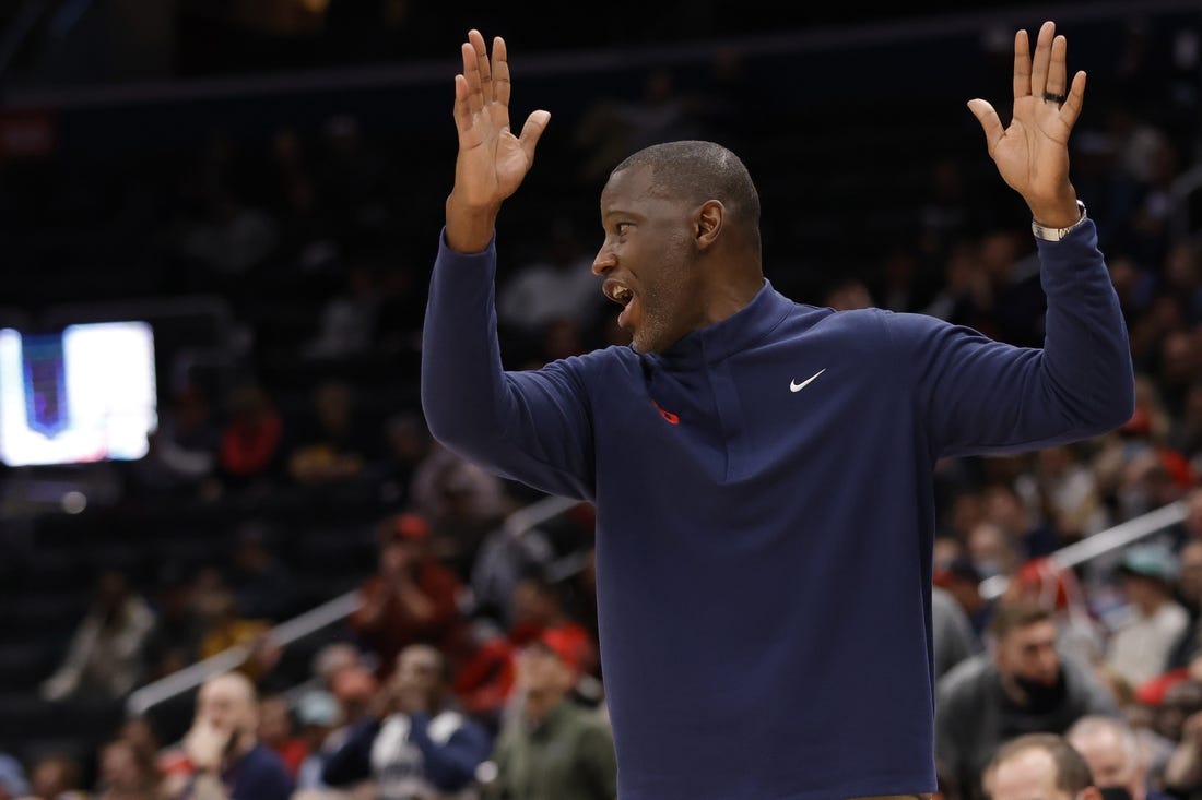 DaRon Holmes II powers No. 21 Dayton past Robert Morris