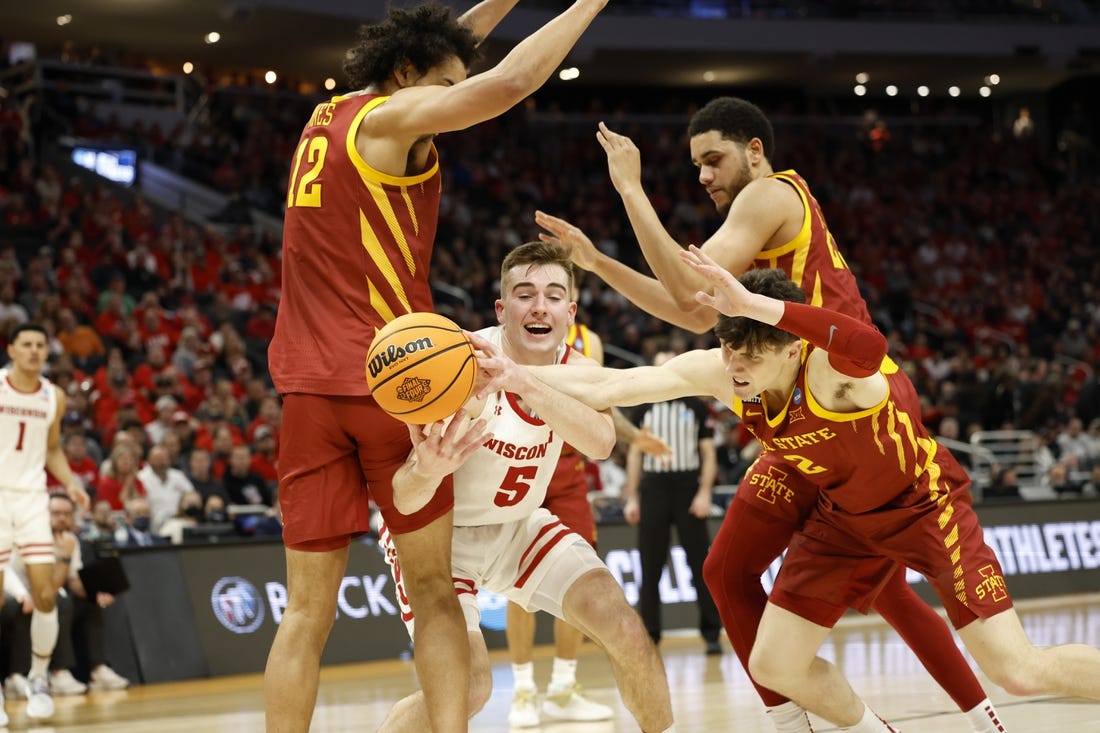 Wisconsin faces Green Bay with focus on offense