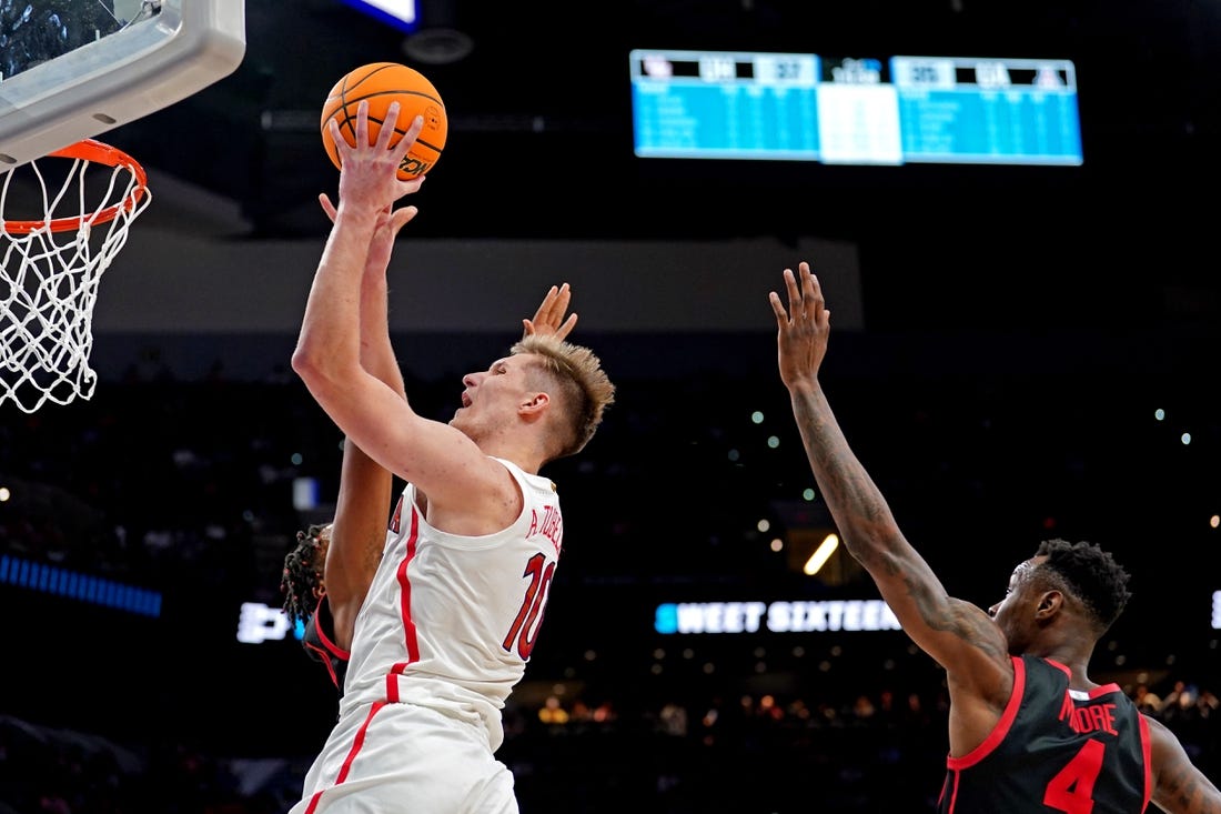 Top 25 roundup: No. 14 Arizona lights up scoreboard in Maui win