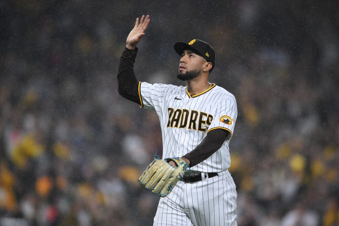 MLB News: Reports: Padres, reliever Robert Suarez agree to 5-year deal