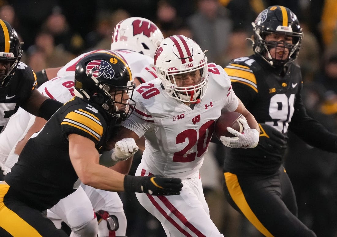 NCAAF News: Iowa climbs atop Big Ten West with win over Wisconsin