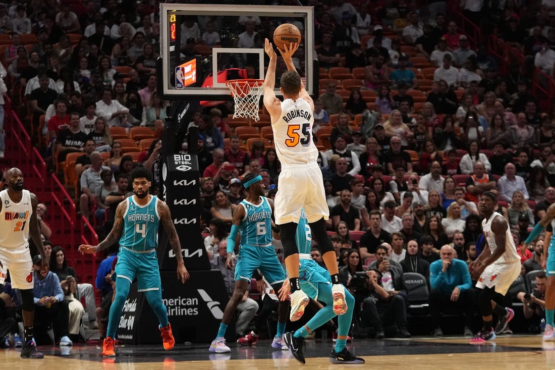 Heat power past Hornets, 132-115