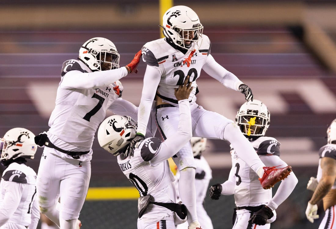 NCAAF News: No. 21 Tulane, No. 25 Cincinnati clash with championship on horizon