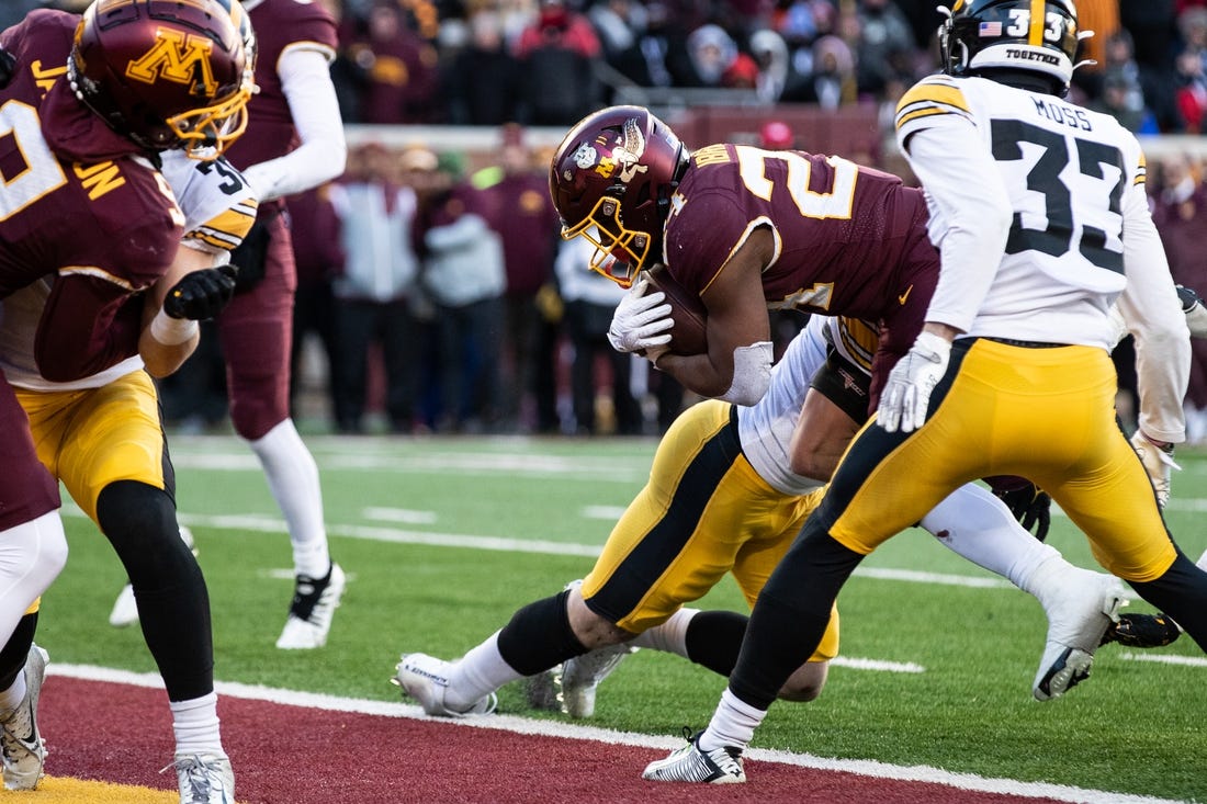 NCAAF News: Drew Stevens kicks late FG to lift Iowa over Minnesota