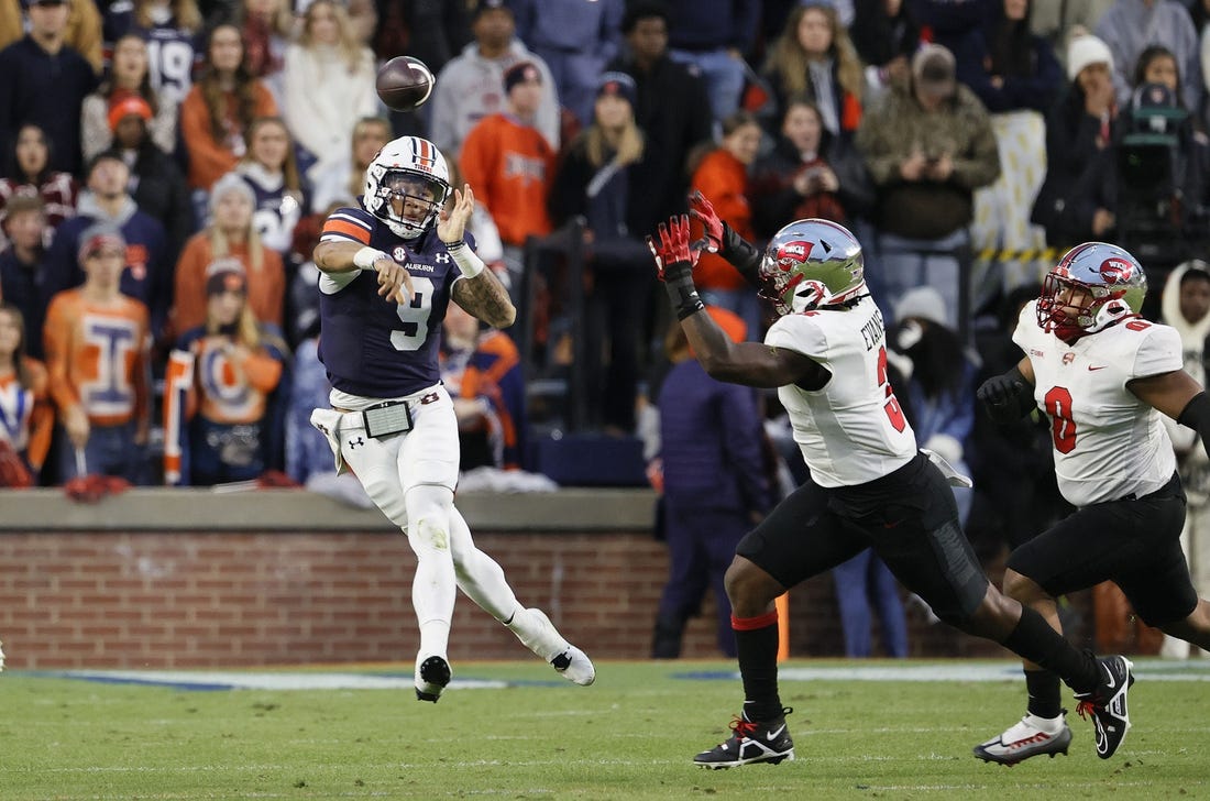 NCAAF News: Auburn running game, defense subdue Western Kentucky