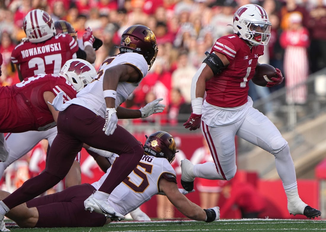 NCAAF News: Late TD carries Minnesota to victory over Wisconsin